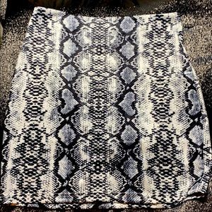 Black and white snake skin print skirt